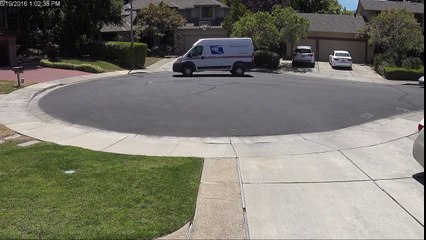 Quand le livreur jette ton paquet comme un frisbee lol