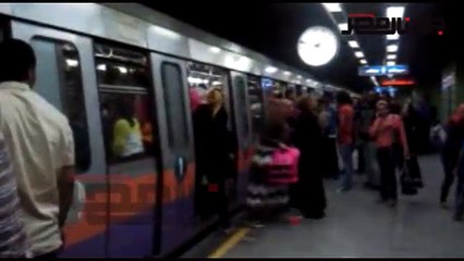 غضب ركاب المترو لشدة الازدحام بآخر قطارات محطة السادات