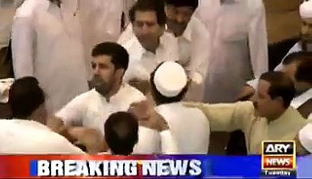 KPK Assembly Mein Hungama Aik Dosre Ko Dhake Aur Galiyaan Di Ja Rahi Hain - Parveez Khatak Bi Majod Assembly Mein - Vide