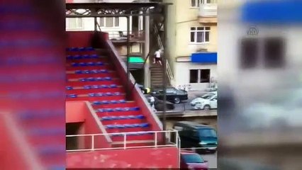 Tartıştığı trafik polisine çarptı, aracın üstünde sürükledi