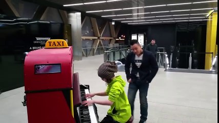 Londra'daki Sokak Piyanosunda Türk Marşı Çalan Ufaklık