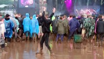 Dans la boue, un festivalier se lâche totalement et réalise une chorégraphie surprenante