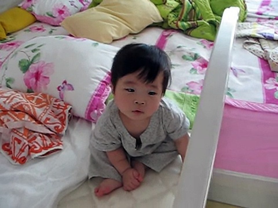 2009-07-25 침대난간붙잡고서기