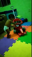 Bebê de 10 meses bagunceiro,João Victor.