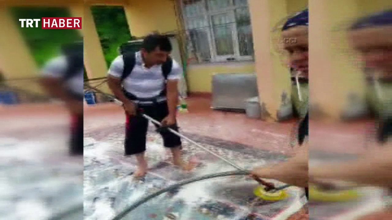 Ot biçme motoruyla halı yıkıyor