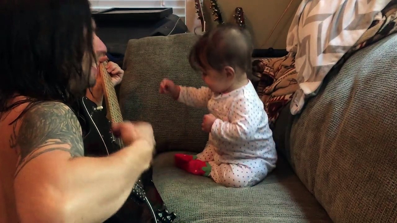 Un adorable bébé danse dès que son papa joue à la guitare