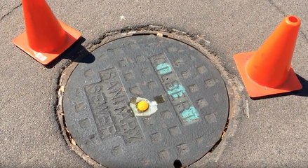 En Arizona, il cuit un oeuf sur une plaque d'égout en pleine canicule