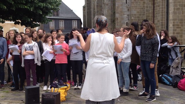 Les collégiens de Jules-Ferry chantent