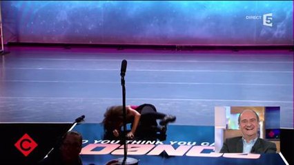 "C à vous" : une fillette vomit sur Paula Abdul à la télé américaine !