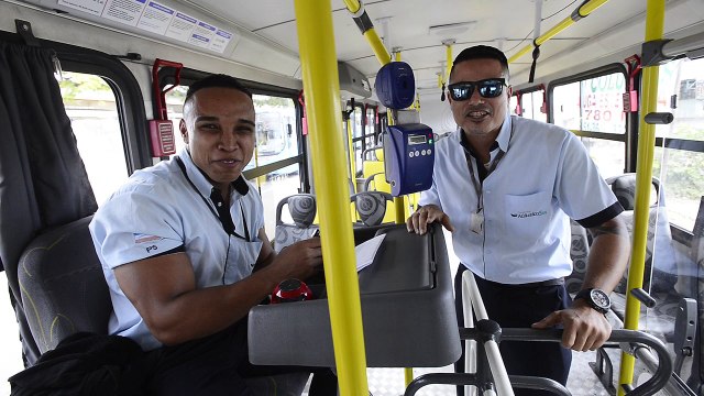 Rodoviários fazem sucesso na internet com funk da nhaca