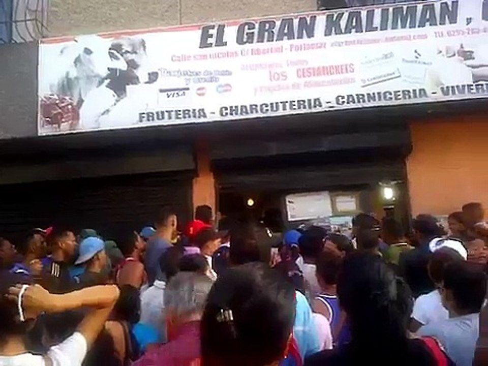 Luego de estar desde la madrugada esperando comida no les vendieron nada