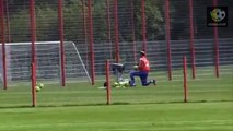 شاهد كيف يتدرب مانويل نوير بمدفع الكرات ● [HD]See how trained Manuel Neuer cannon balls