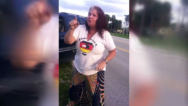 بچے مت دیکھیں۔ ایک امریکی نسل پرست عورت نے برازیلی لڑکوں کو مسلمان سمجھ کر گندی گالیاں نکال دیں