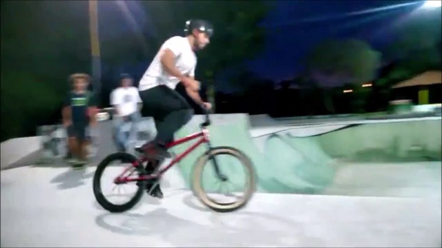 Ce rider s'éclate la tête après un trick raté en BMX... Headshot violent