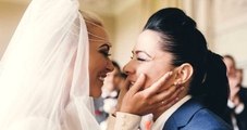 Kadın Şarkıcı Kız Arkadaşıyla Evlendi