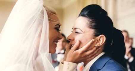 Kadın Şarkıcı Kız Arkadaşıyla Evlendi