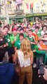 Des centaines de fans Irlandais chantent une chanson à une jolie Française qui devient la star du web !