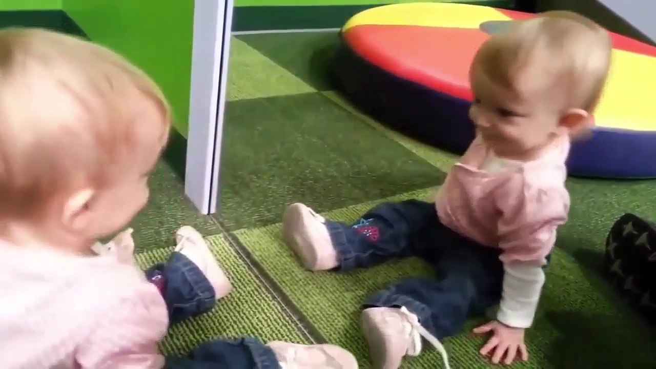 Kendini İlk Defa Aynada Gören Sevimli Minikler