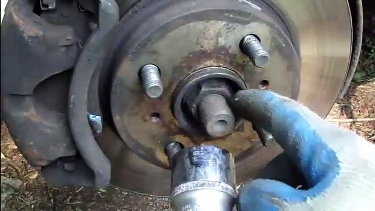 Como cambiar rotulas de suspension delantera en  Toyota Corolla 1995-2008 parte1