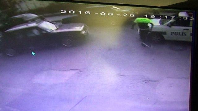 SÜRÜCÜ ARACINI POLİS ARACININ ÖNÜNE KIRIP, POLİSLERİN ÜZERİNE YÜRÜDÜKTEN SONRA ÇARPMIŞ