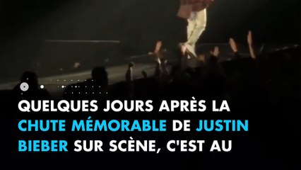 VIDEO : Après Justin Bieber, c'est au tour de Selena Gomez de tomber sur scène