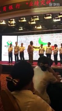 Un patron chinois donne des fessées à ses employés