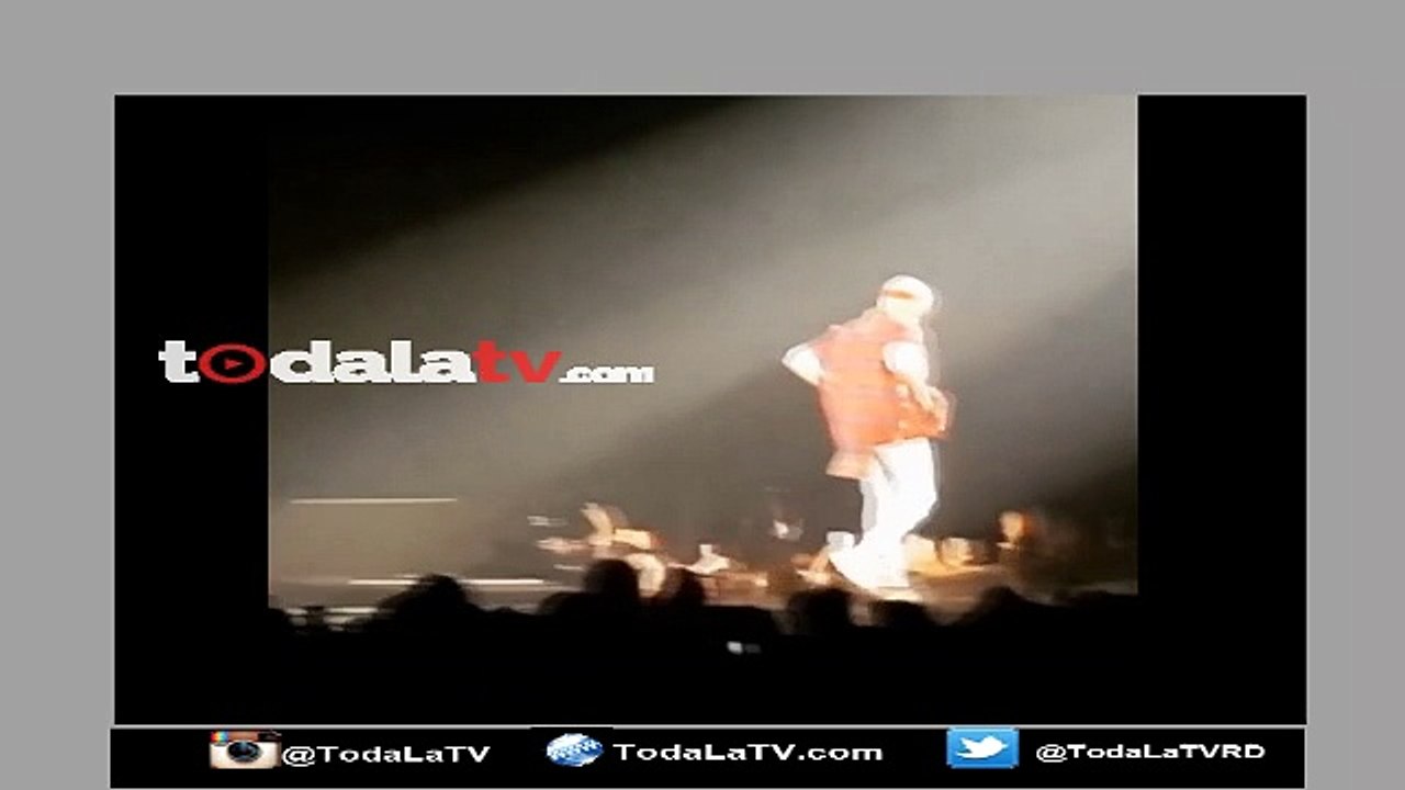 Justin Bieber se cae del escenario en pleno concierto-Video