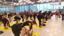 Séance de yoga géante à l'aéroport de Roissy