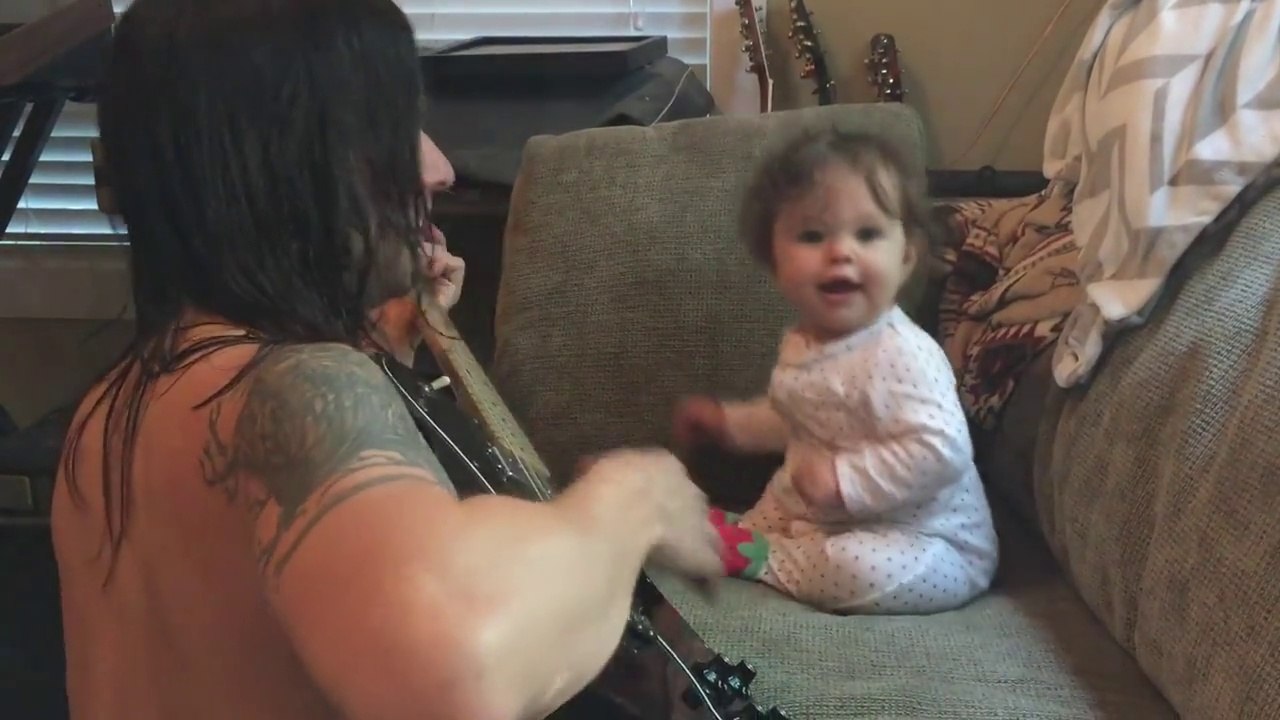 Ce bébé est déjà fan de guitare.. Et surtout de son papa qui joue
