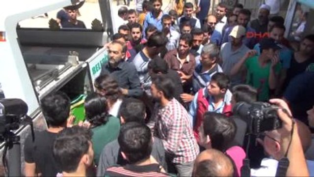 Elazığ'da Trenin Çarptığı Minibüsteki 9 Tarım İşçisi Toprağa Verildi-1