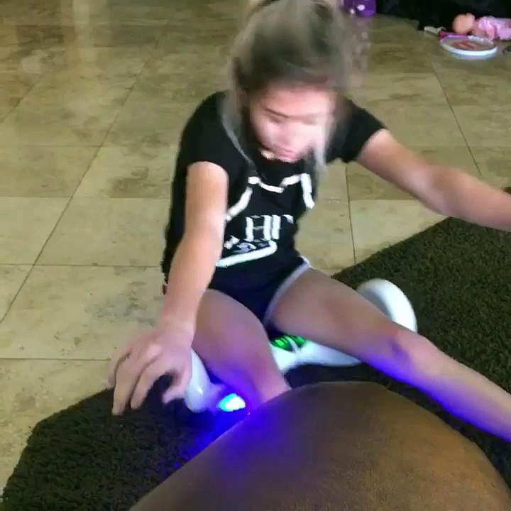Assise sur un hoverboard, elle rate sa marche arrière