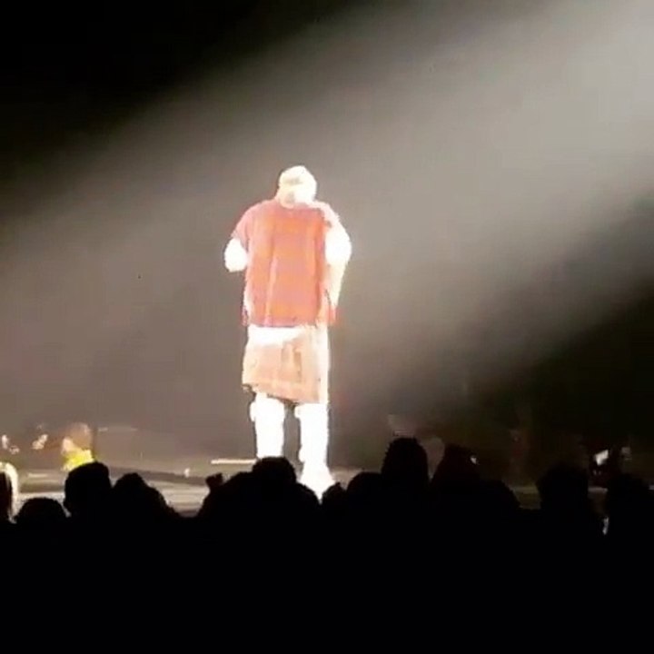 Justin Bieber tombe en plein concert à cause d’une trappe