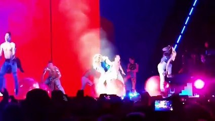 Así fue como Selena Gómez se cayó en pleno concierto