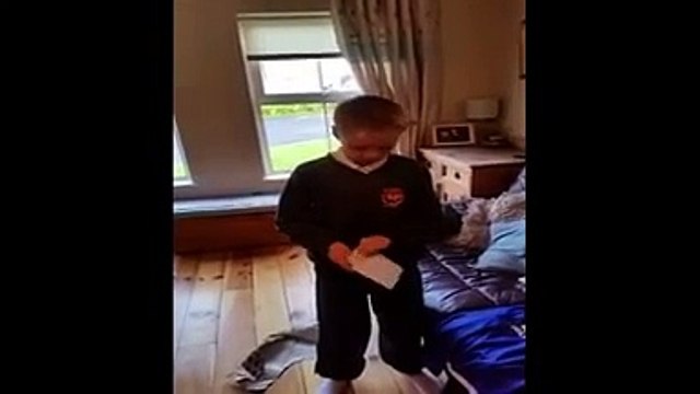 Découvrez la réaction de ce garçon qui reçoit des billets pour l'Euro