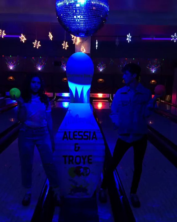 Alessia Cara e Troye Sivan al bowling!