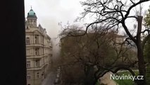 2013 04'29 Výbuch v centru Prahy zranil 35 lidí, trosky prohledávají psovodi