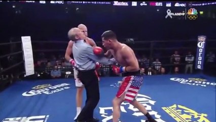 Le boxeur Hugo Centeno met une grosse droite à l’arbitre!!