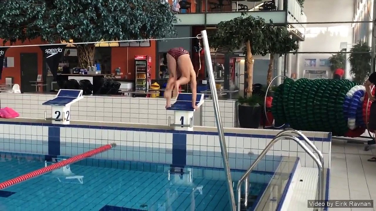 Ce nageur nage à l'envers dans une piscine