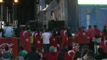 Milli Maçın Ardından Türk Taraftarlar Sevince Boğuldu