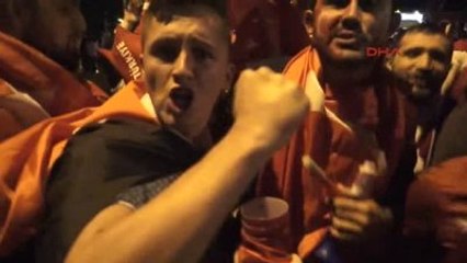 Fransa'daki Türk Taraftarlar Galibiyeti Coşkuyla Kutladı