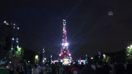 Eyfel Kulesi Yeniden Türk Bayrağına Büründü