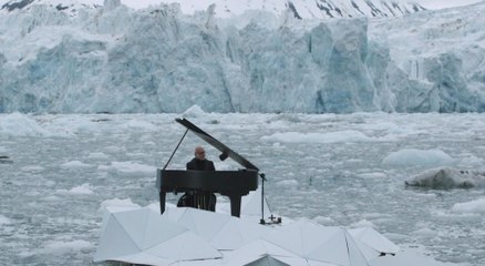 Watch this pianist play on a floating platform in the Arctic