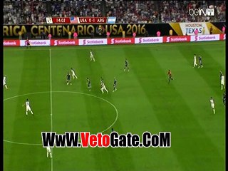 حارس امريكا يتصدى لـ تسديدة "ميسى"