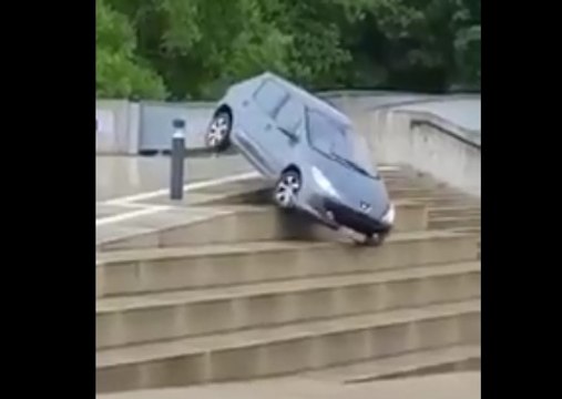 Elle pense pouvoir descendre les escaliers avec sa voiture.