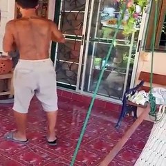 OMG ce qu'il trouve devant chez lui