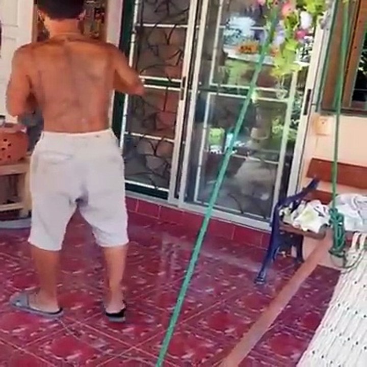 OMG ce qu'il trouve devant chez lui