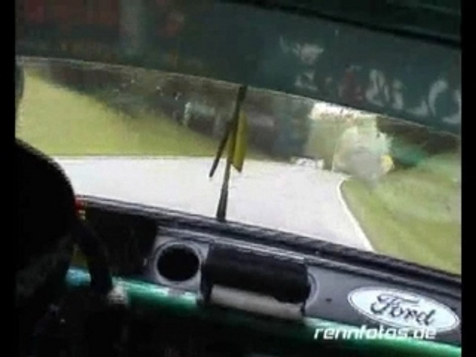 Ford escort mk II  rally car sur une spécial de montagne