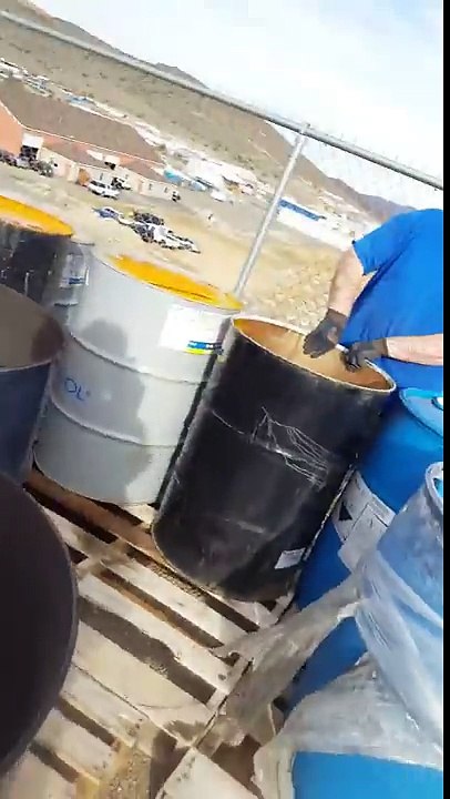 Jeter des produits chimiques dans le désert forcé par son employeur - la honte !