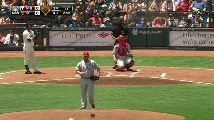 Un enfant sauve son papa en attrapant une balle de baseball