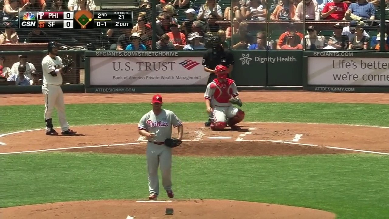 Un enfant sauve son papa en attrapant une balle de baseball